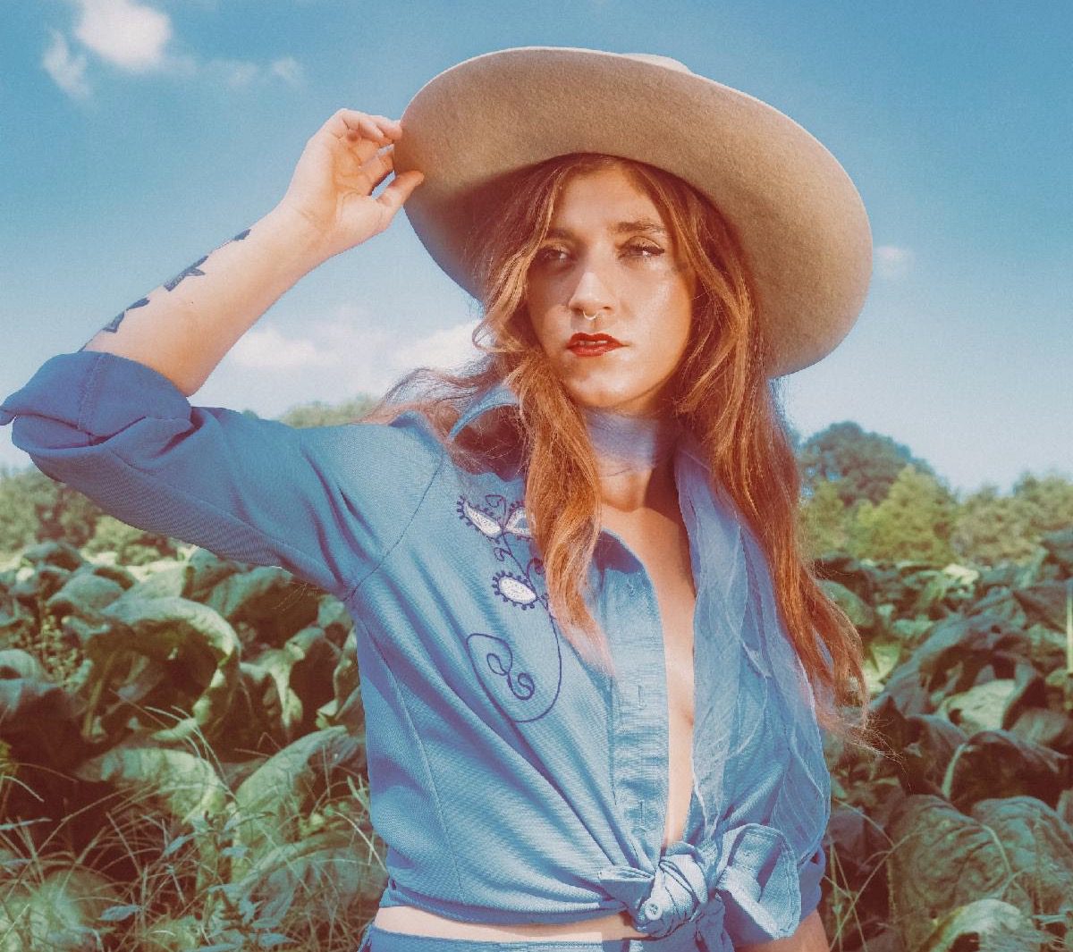 Sierra Ferrell in blue shirt and white cowboy hat