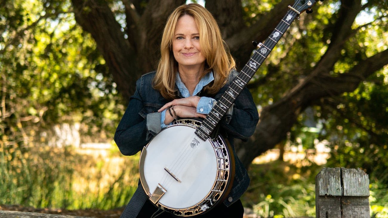 Alison Brown portrait with banjo